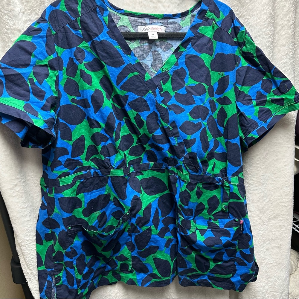 Koi scrub top 3XL. Some stretch. Green and blue print. like new